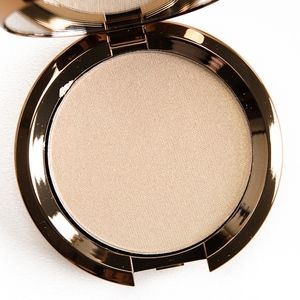 Becca Light Chaser Pearl flashes Gold Highlighter